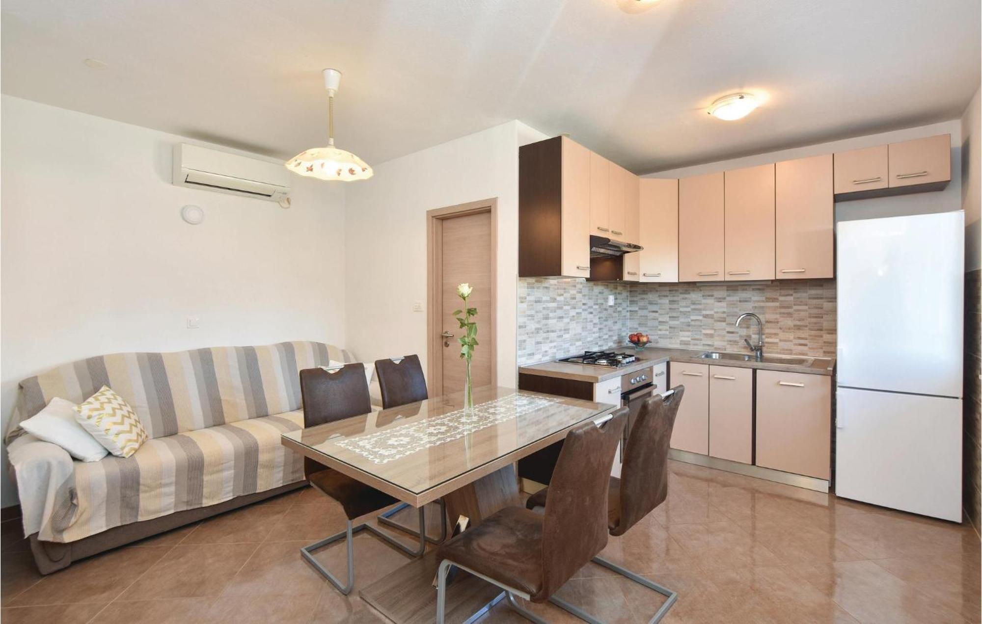 Lovely Home In Split With Jacuzzi Luaran gambar